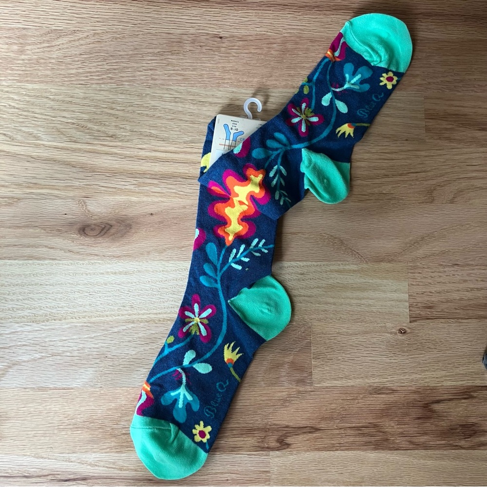 NWT Blue Q Women’s Graphic Crew Socks Two Pack - Picture 3 of 7